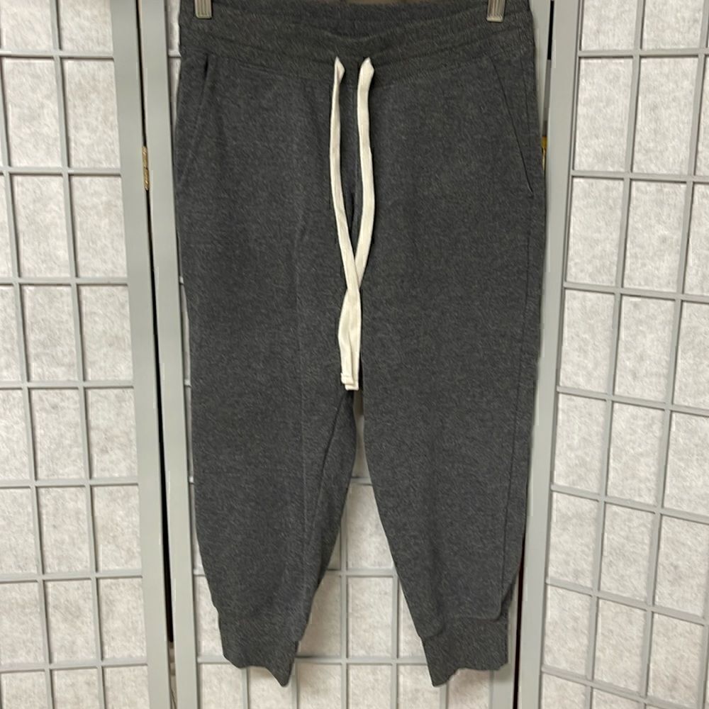 Amazon Essentials Women's Relaxed Fit, Grey Fleece Jogger Sweatpant, Size Small